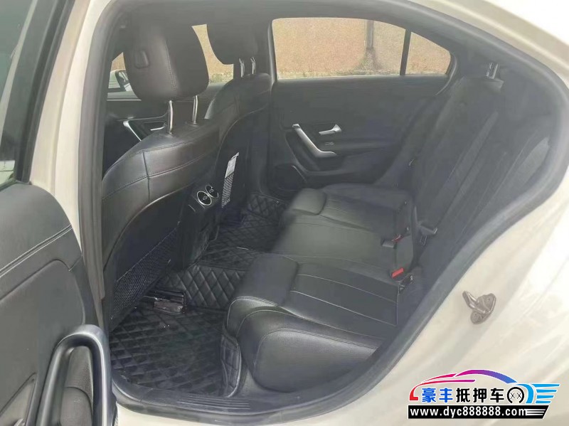 21年奔驰A轿车抵押车出售