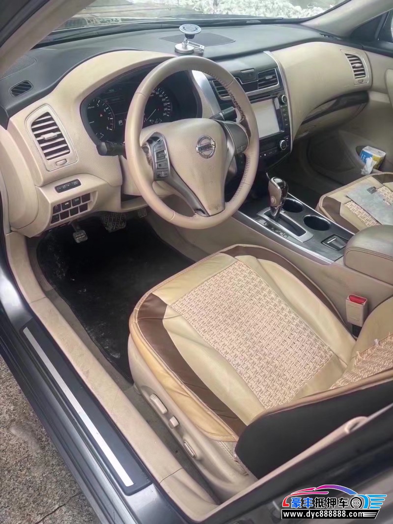 13年日产天籁轿车抵押车出售