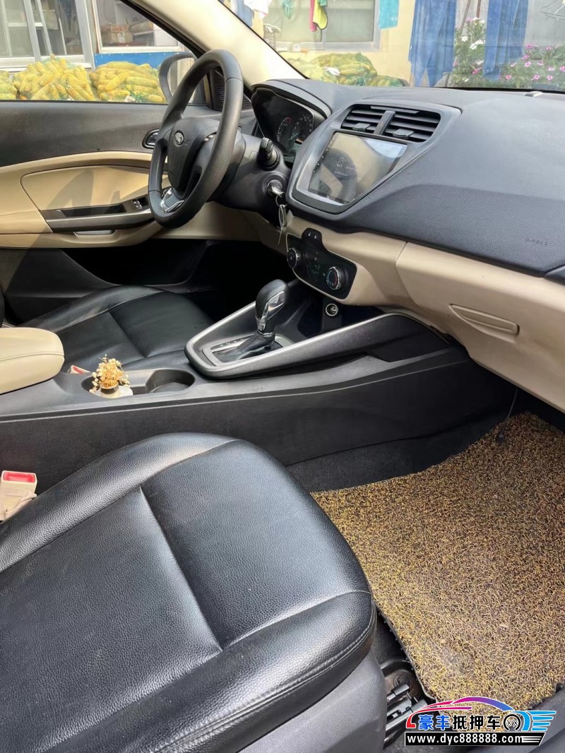 15年福特福睿斯轿车抵押车出售