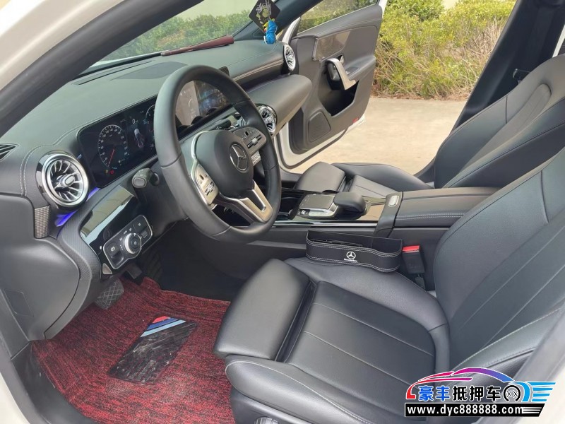 21年奔驰A轿车抵押车出售