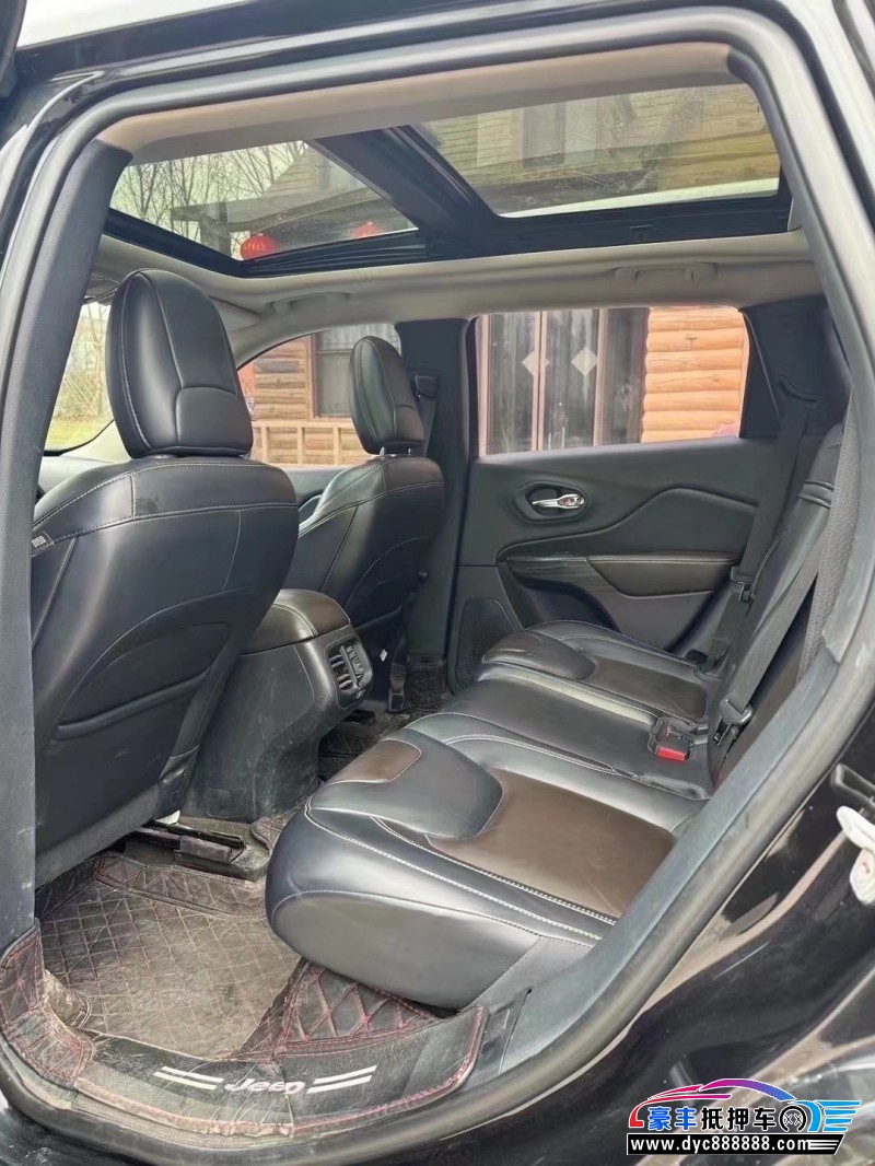 17年Jeep自由光轿车抵押车出售