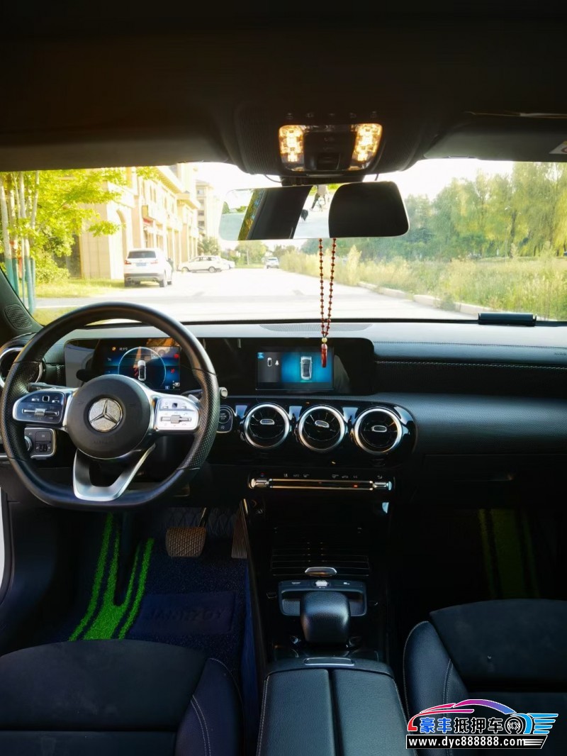 19年奔驰A轿车抵押车出售