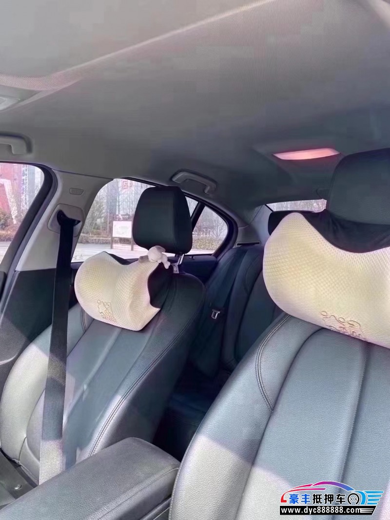 20年宝马1系轿车抵押车出售