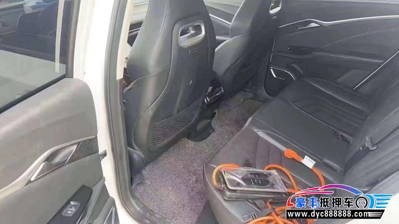 22年哪吒U轿车抵押车出售