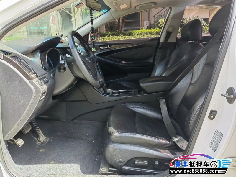 13年现代索纳塔轿车抵押车出售