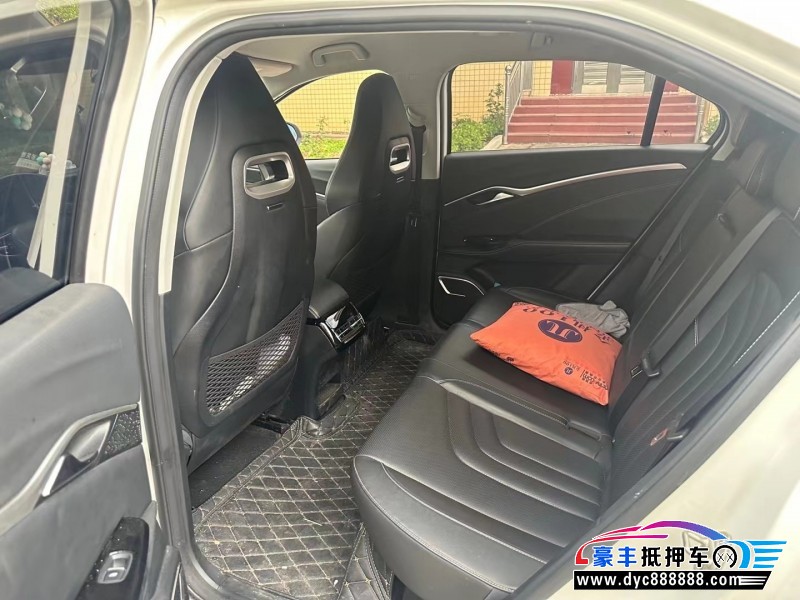 22年哪吒U轿车抵押车出售