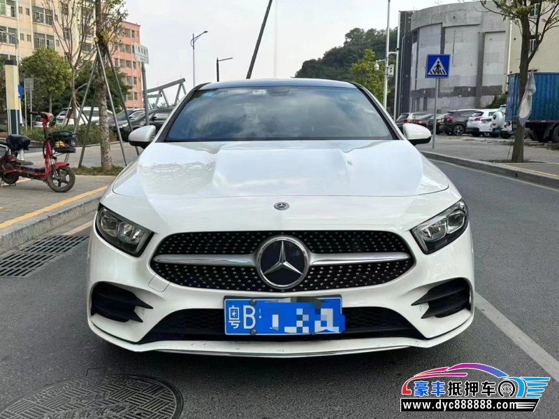 19年奔驰A轿车抵押车出售