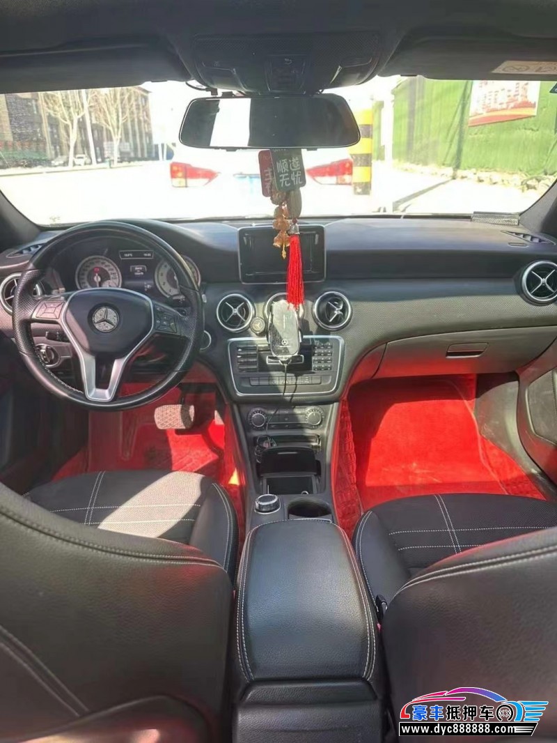 14年奔驰A轿车抵押车出售