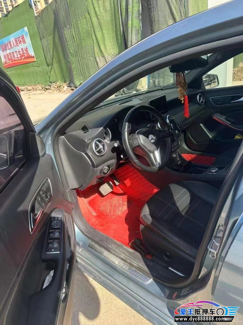 14年奔驰A轿车抵押车出售