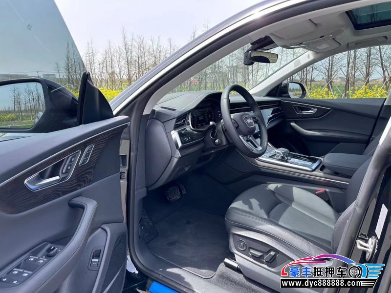 23年奥迪Q8轿车抵押车出售
