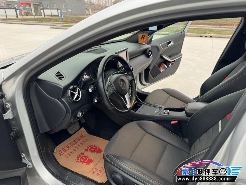 14年奔驰A轿车抵押车出售