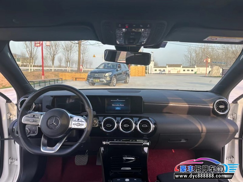 19年奔驰A轿车抵押车出售