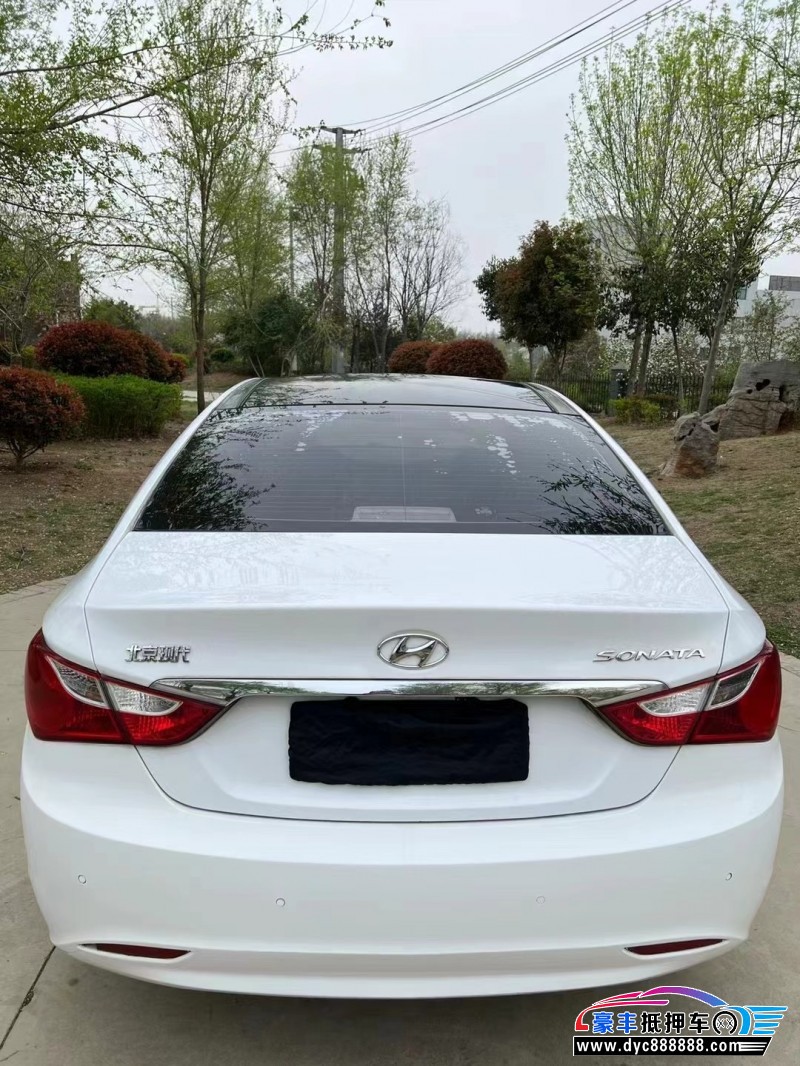 13年现代索纳塔轿车抵押车出售