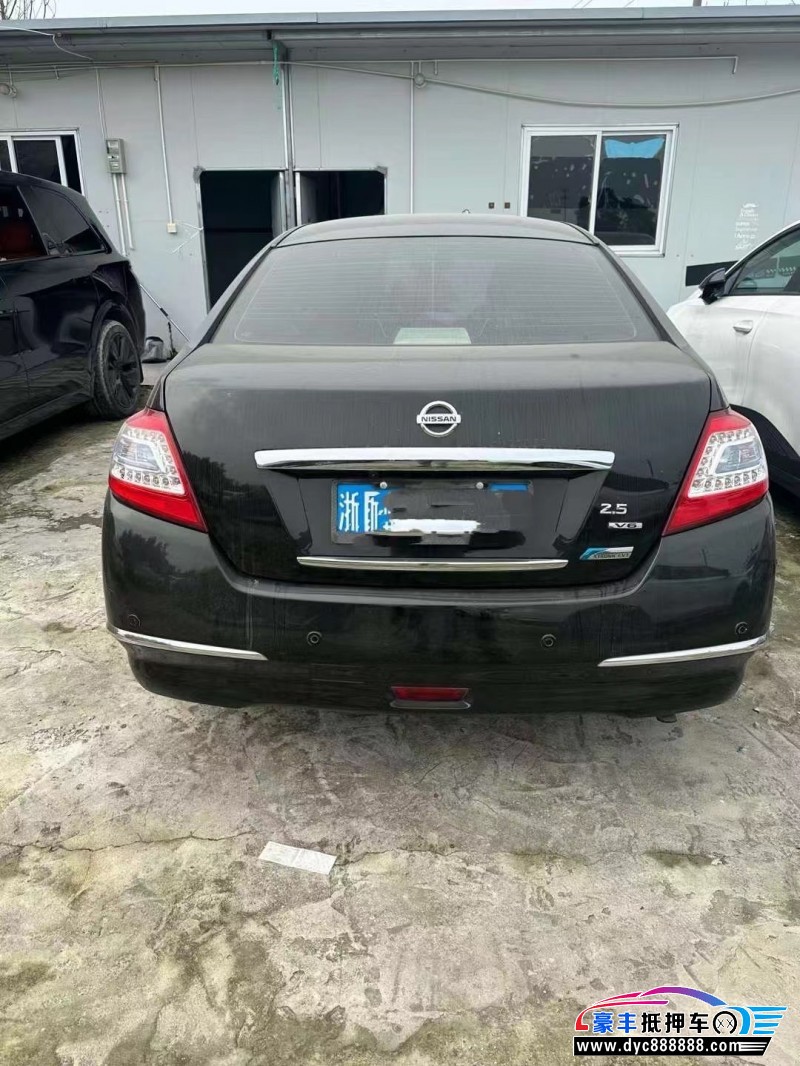 13年日产天籁轿车抵押车出售