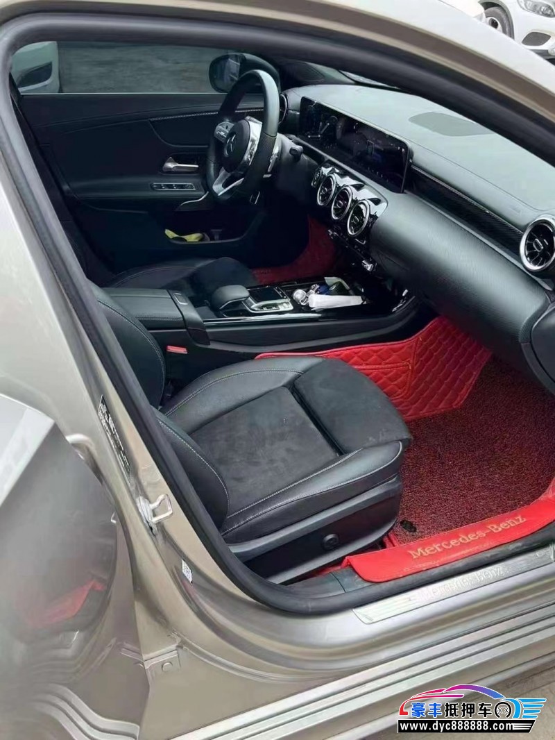 19年奔驰A轿车抵押车出售