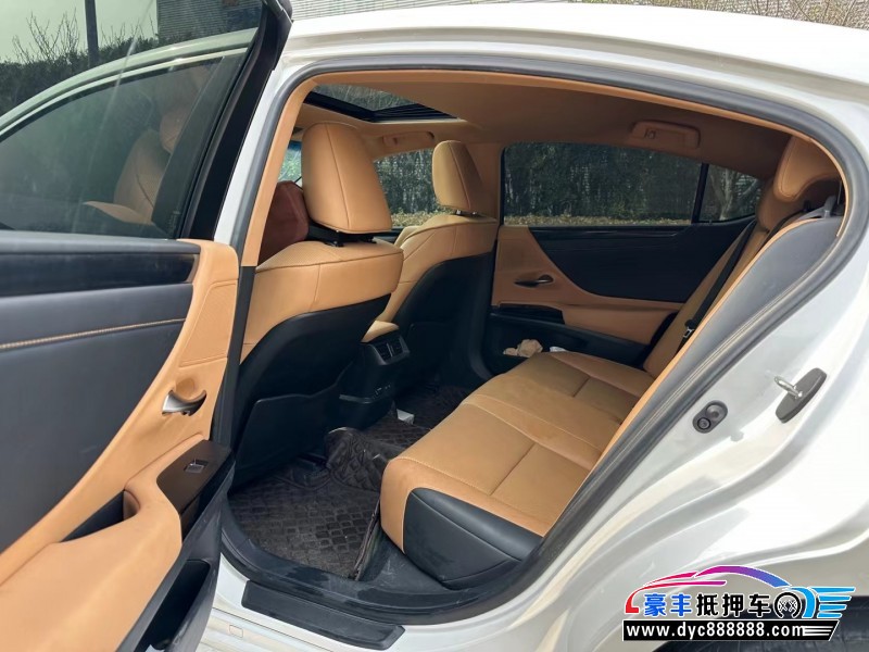 22年雷克萨斯ES轿车抵押车出售