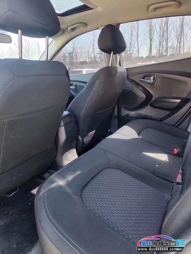 16年现代ix35轿车抵押车出售