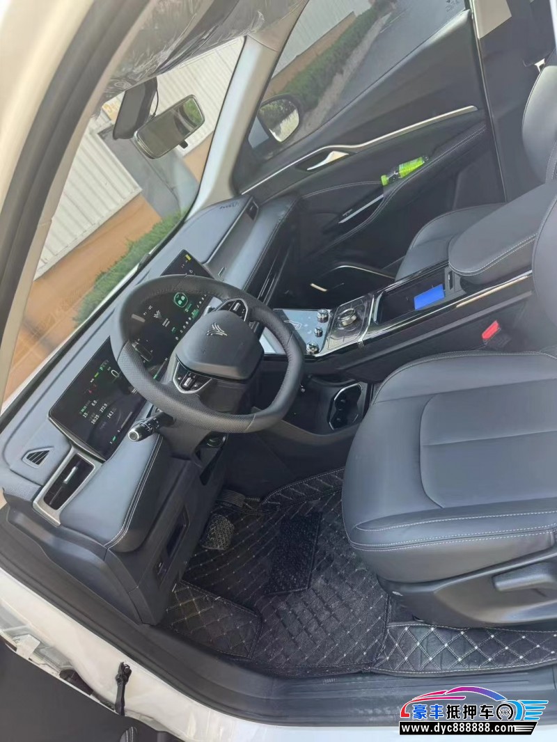 24年哪吒U轿车抵押车出售