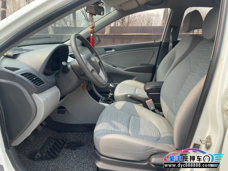 15年现代瑞纳轿车抵押车出售