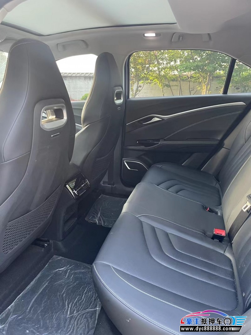 23年哪吒U轿车抵押车出售