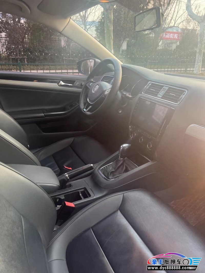 16年大众速腾轿车抵押车出售