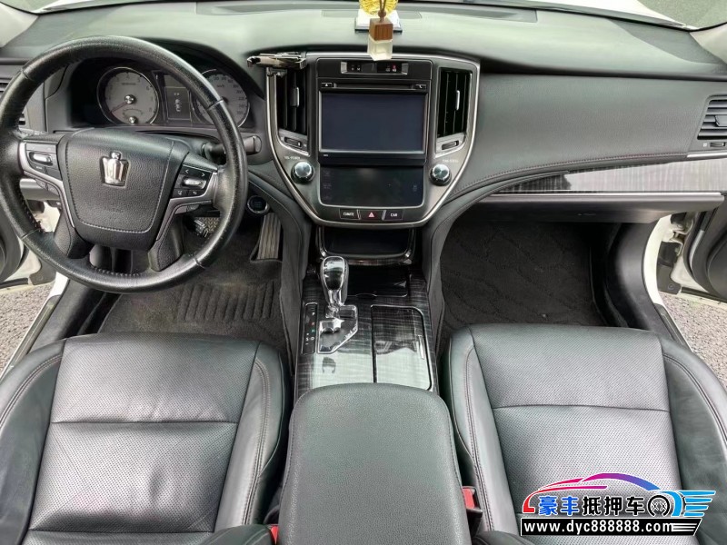 16年丰田皇冠轿车抵押车出售