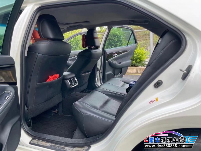 16年丰田皇冠轿车抵押车出售