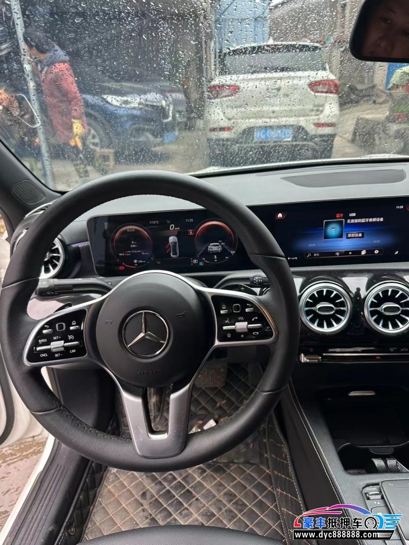 21年奔驰A轿车抵押车出售