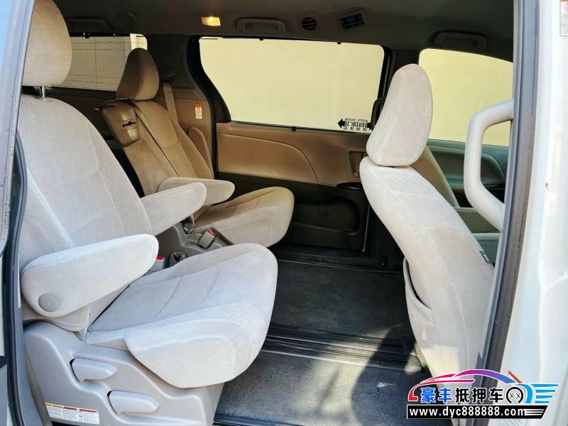 15年丰田塞纳轿车抵押车出售