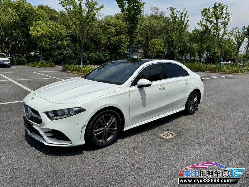 21年奔驰A轿车抵押车出售