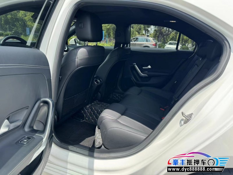 21年奔驰A轿车抵押车出售