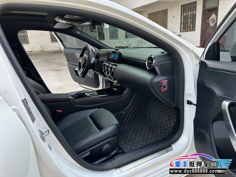 21年奔驰A轿车抵押车出售