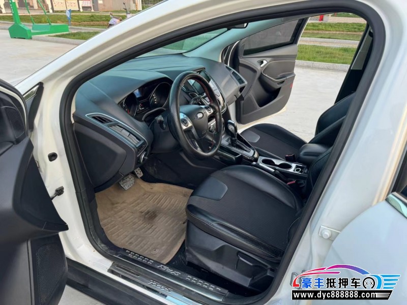 15年福特福克斯轿车抵押车出售