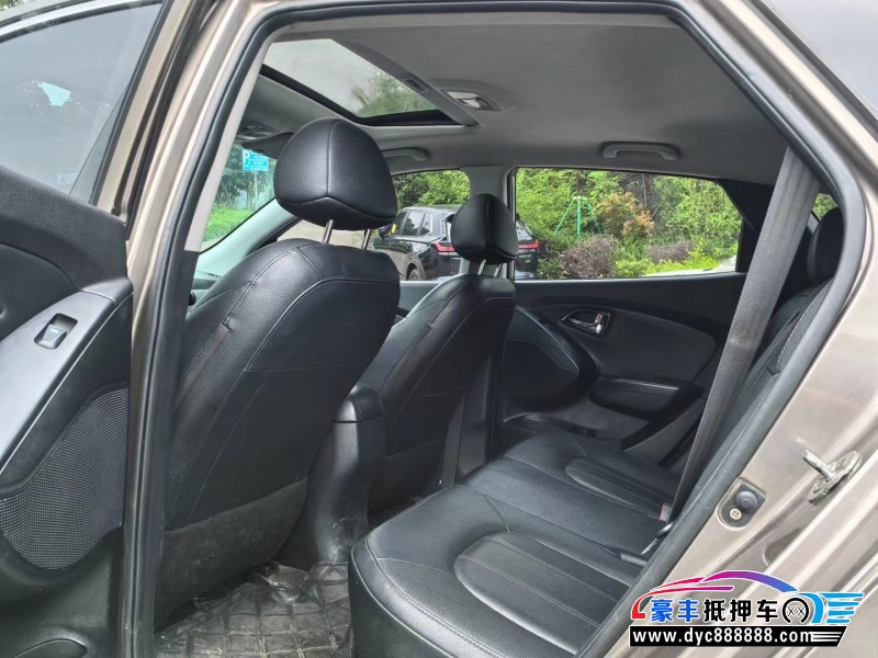 13年现代ix35轿车抵押车出售