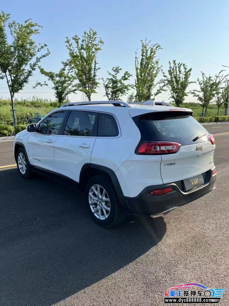 18年Jeep自由光轿车抵押车出售