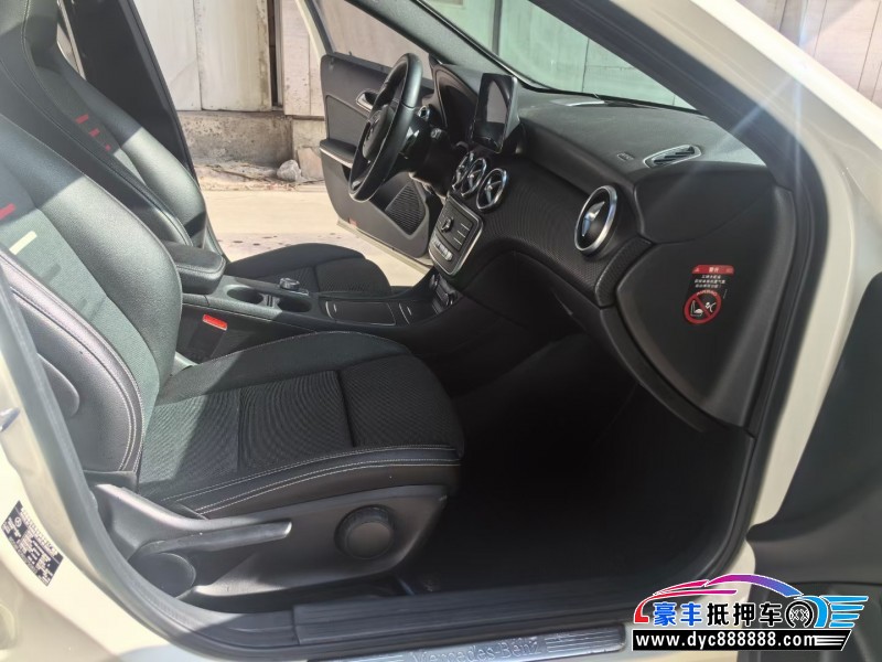 18年奔驰A轿车抵押车出售