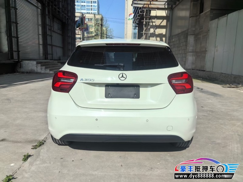 18年奔驰A轿车抵押车出售