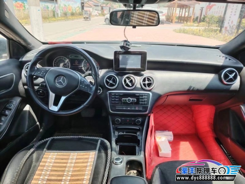 14年奔驰A轿车抵押车出售