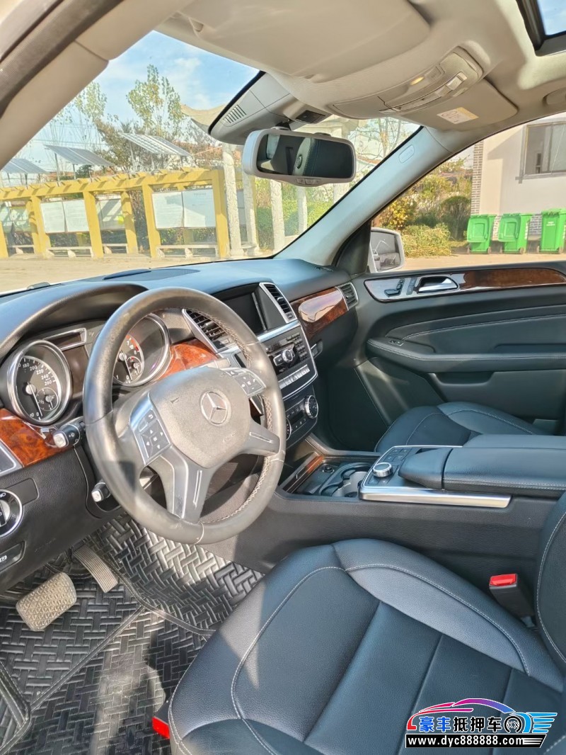 15年奔驰M级轿车抵押车出售