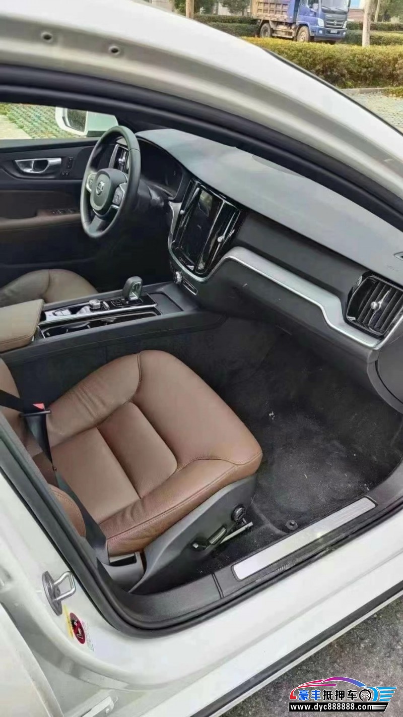 23年沃尔沃S60轿车抵押车出售