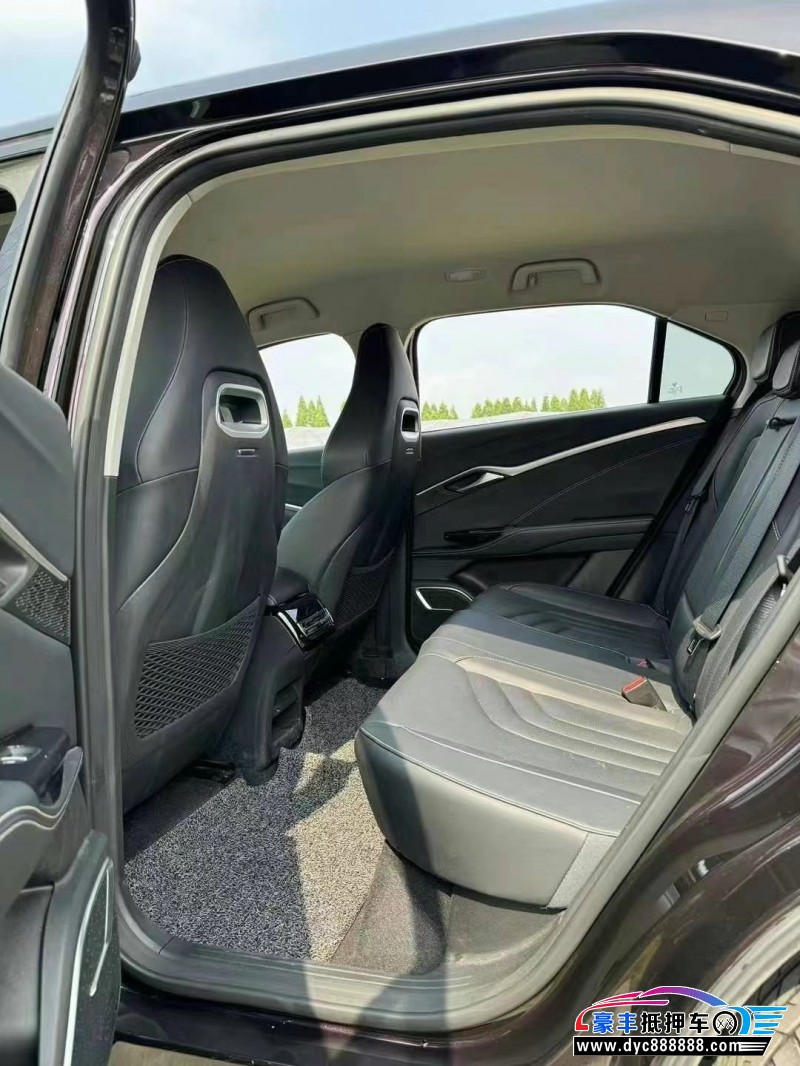 22年哪吒U轿车抵押车出售