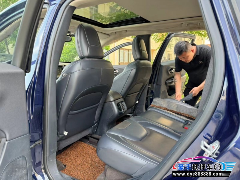 16年Jeep自由光SUV抵押车出售