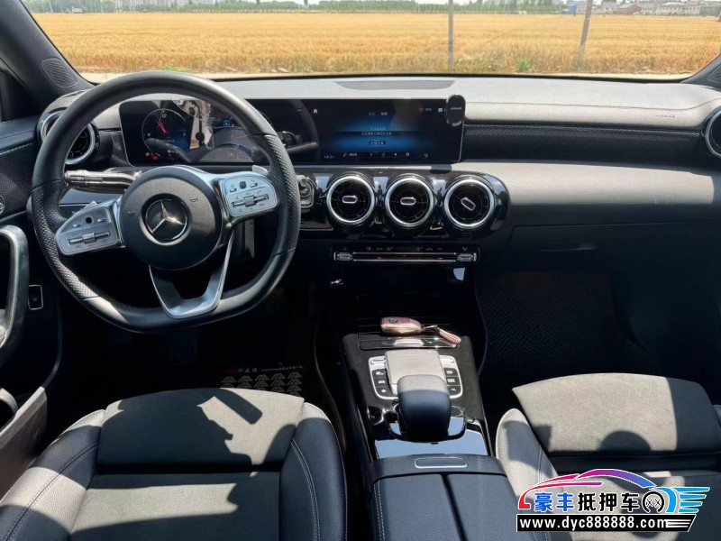 19年奔驰A轿车抵押车出售