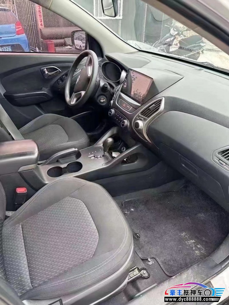 17年现代ix35轿车抵押车出售