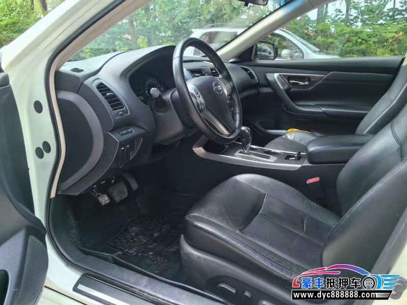 15年日产天籁轿车抵押车出售