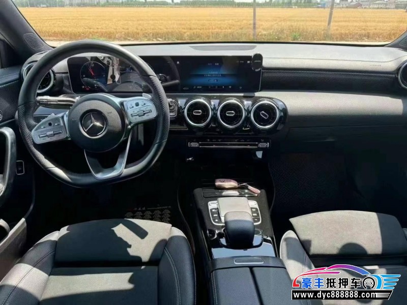 19年奔驰A轿车抵押车出售