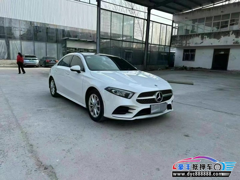 21年奔驰A轿车抵押车出售