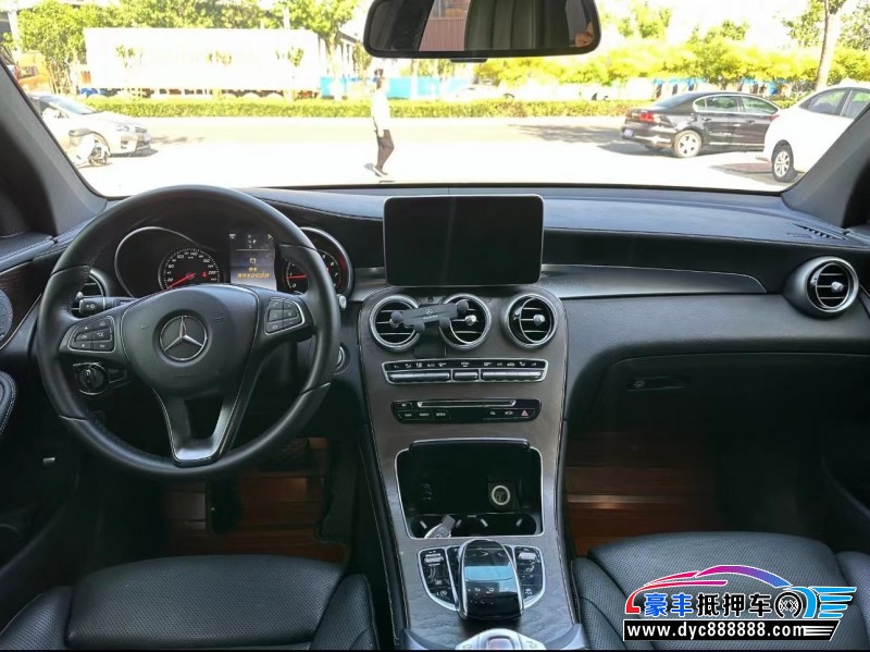 18年奔驰GLC轿车抵押车出售