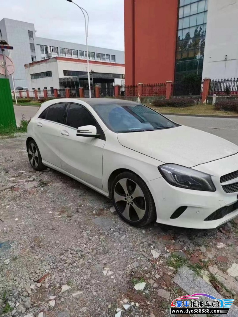 17年奔驰A轿车抵押车出售