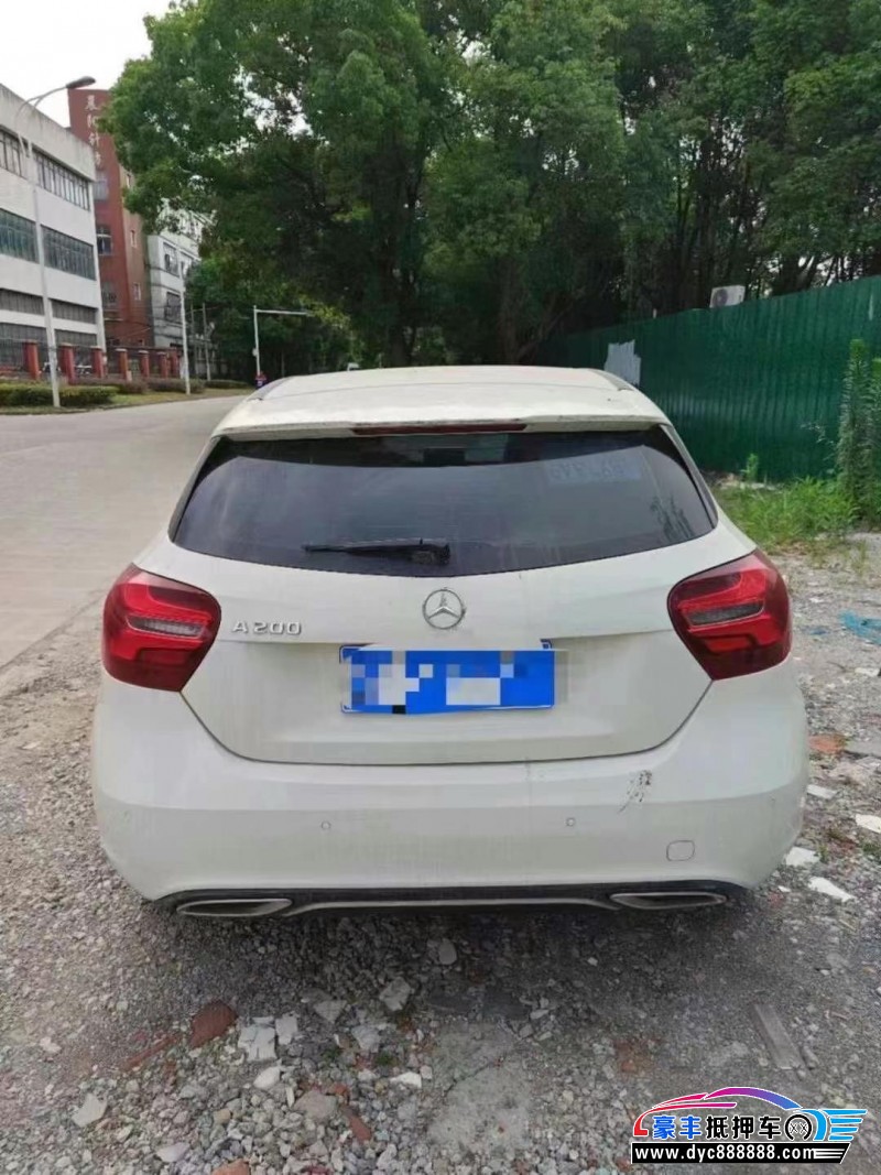 17年奔驰A轿车抵押车出售